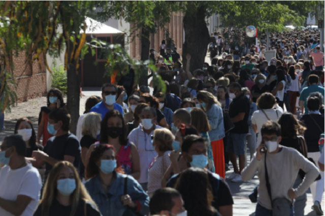사진출처 : https://english.elpais.com/spanish_news/2020-09-02/thousands-of-teaching-staff-left-waiting-in-line-on-madrid-streets-after-region-unexpectedly-starts-coronavirus-antibody-testing.html