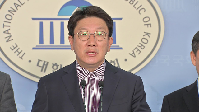 자유한국당 권성동 의원이 25일 국회 정론관에서 기자회견을 하고 있다