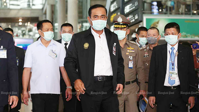 쁘라윳 태국 총리가 방콕 수완나폼 공항을 방문해 코로나 19 방역 상황을 점검하고 있다. 출처 :Bangkok Post 