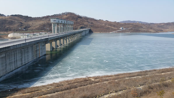 군남댐은 2011년 임진강 홍수방지용으로 완공했다. 하지만 2015년 10월부터 물을 채워 댐 위가 빙판으로 변했다.
