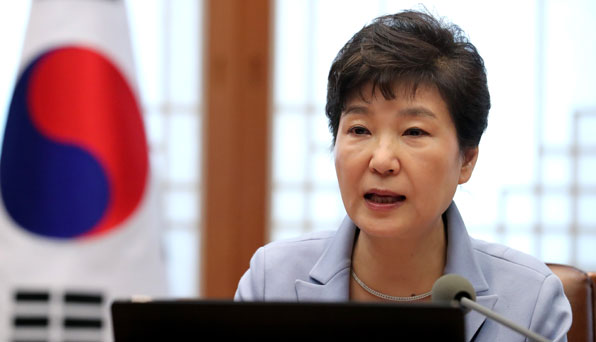 청와대 수석 비서관회의에서 발언하고 있는 박근혜 대통령 