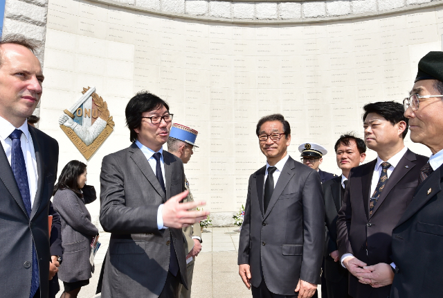 장-뱅상 플라세 장관(왼쪽 두 번째), 수원시 관계자와 프랑스군 참전 기념비에 헌화를 마치고 이야기를 나누고 있다. 2017. 3. 21