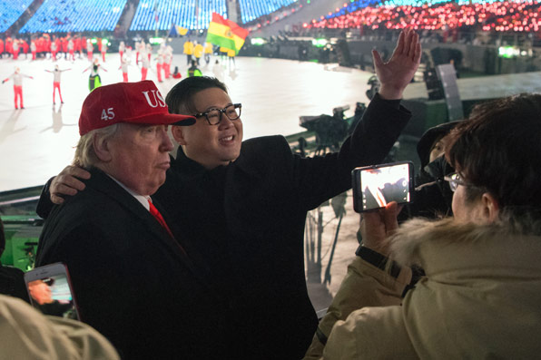 트럼프 미국 대통령과 김정은 북한 노동당 위원장을 흉내 낸 사람들이 관중석 앞으로 나와 자세를 취하고 있다.