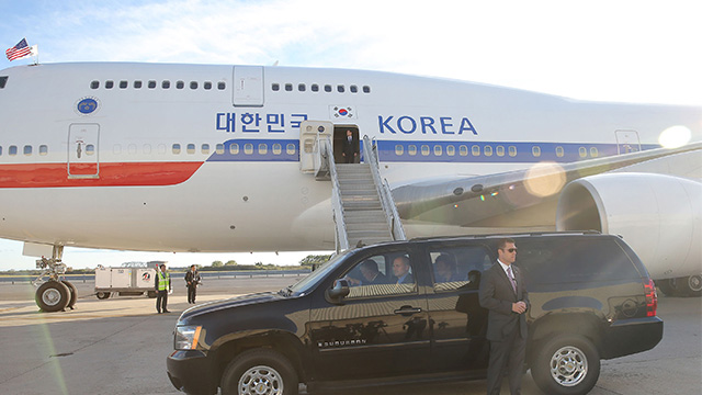 박근혜 대통령이 전용기에서 내린 뒤 의전차량에 탑승하고 있다. 
