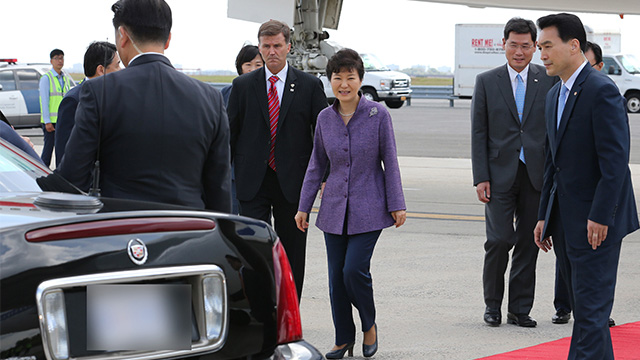 박근혜 대통령이 차량으로 이동하고 있다. (2015.9.26)