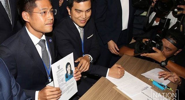 타이락사차트당이 우본랏 태국 공주를 총리 후보로 선관위에 등록하고 있다.