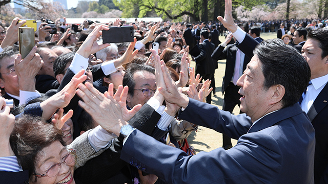 지난 4월 13일 도쿄 도심 공원에서 아베 총리 주최로 열린 ‘벚꽃을 보는 모임’ 당시의 모습 [사진 출처 : 일본 총리관저]