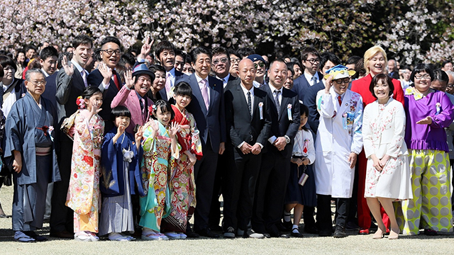 지난 4월 13일, 일본의 유명 연예인들이 ‘벚꽃을 보는 모임’에 참석해 아베 총리와 기념촬영을 하는 모습 [사진 출처 : 일본 총리관저]
