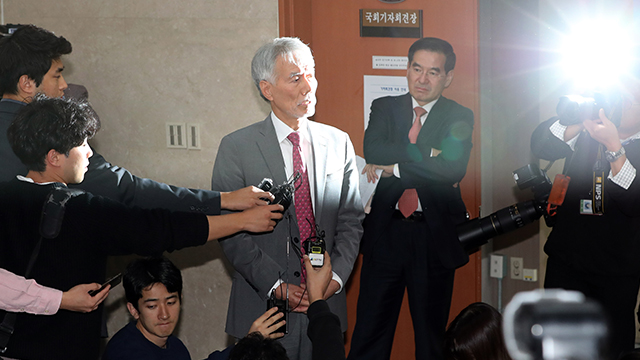 지난 6일 국회 정론관에서 총선 불출마를 선언하고 있는 한국당 유민봉 의원.