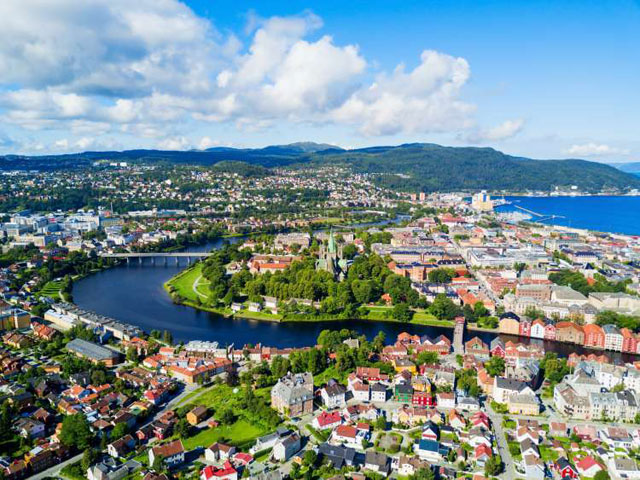 노르웨이 쇠르트뢰넬라그주의 도시 트론헤임(Trondheim). 12세기에는 노르웨이 정신(精神)의 중심지로 불렸다.