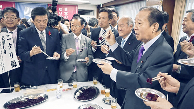 지난 10월 9일, 일본 도쿄 자민당 본부에서 나카이 도시히로 간사장 등이 상업 포경으로 잡아 올린 고래고기를 시식하고 있다. [사진 출처 : 교도통신]