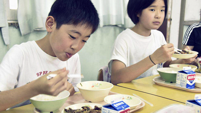 지난 7월, 일본 와카야마 현 한 초등학교에서 학생들이 고래고기로 차려진 급식을 먹고 있는 모습. [사진 출처 : 교도통신]