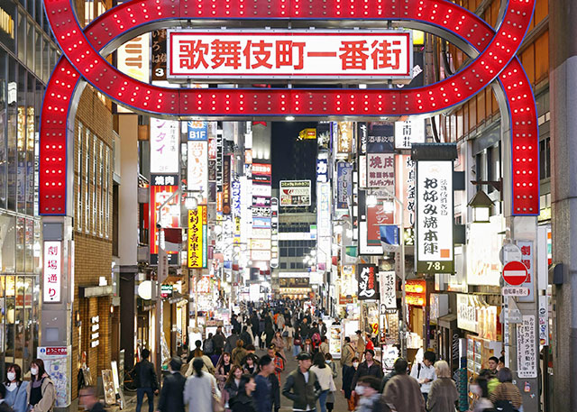 지난달 26일 저녁 일본 도쿄도 신주쿠구의 유흥가인 가부키초가 행인들로 붐비고 있다. 〈도쿄=연합〉