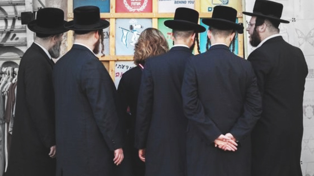 검은 옷과 모자를 쓰고 구레나룻을 기른 초정통파 유대교인들