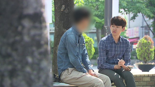취재진이 A 씨와 인터뷰하고 있다.