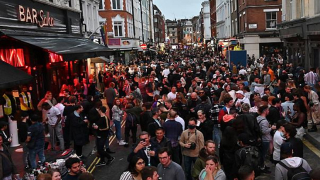현지시각 4일, 술집과 식당 등이 밀집해 있는 영국 소호 거리 (사진출처 : AFP)