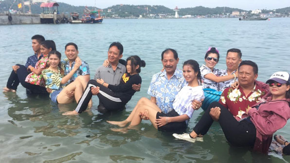 코시창에서 남자가 여자를 안고 바다에 들어가는 행사.출처 태국 타이랏 신문