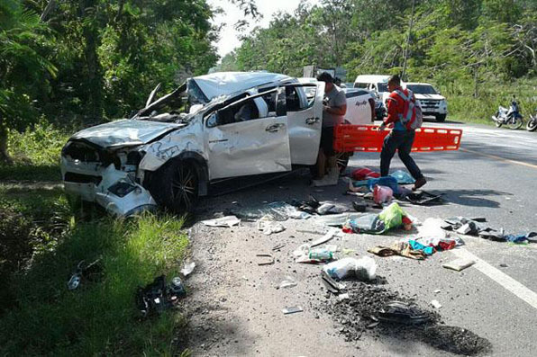 올해 송끄란 연휴 첫날 픽업트럭과 승용차가 충돌해 16명의 부상자가 발생했다. 출처 태국 방콕포스트