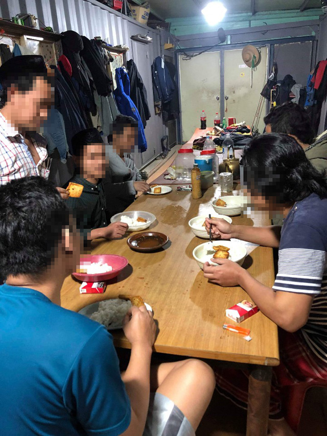 이주 선원들이 조업 후 지상 숙소에서 식사하는 모습