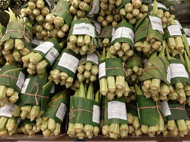 비닐 대신 바나나잎으로 감싼 베트남 대형마트 채소들