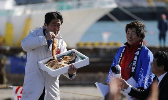 아베 총리가 후쿠시마 수산물이 안전하다며 시식을 하고 있다.
