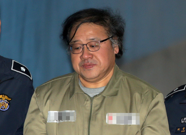 안종범 전 청와대 정책조정수석이 서울중앙지법에서 열린 공판에 출석하기 위해 법정으로 향하고 있다.