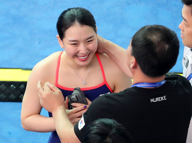 여자 1m 스프링보드 결승에서 연기를 마친 대한민국 김수지가 코치진 축하를 받고 있다.