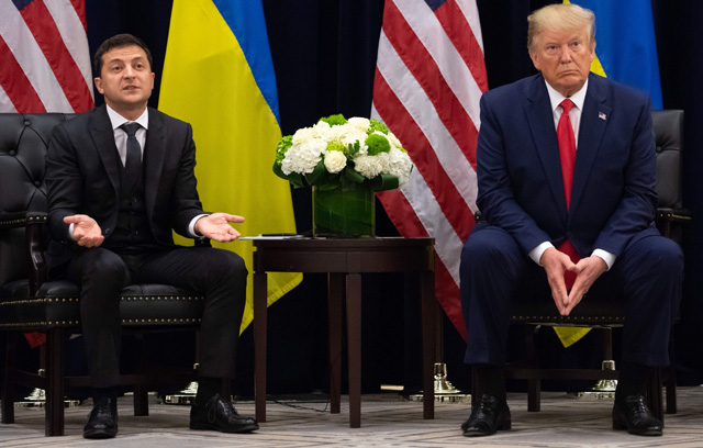 현지시각 25일 유엔총회에 참석 중이던 트럼프 대통령과 젤렌스키 우크라이나 대통령이 만나 ‘우크라이나 스캔들’ 관련 질문에 답하고 있다