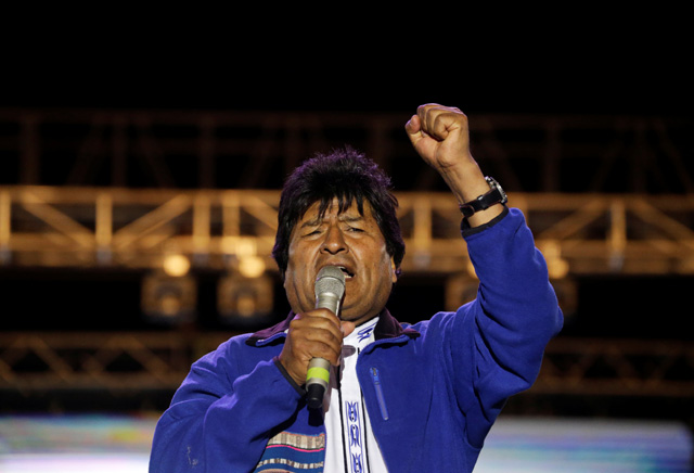 현 볼리비아 대통령인 좌파 여당 ‘사회주의운동MAS’의 에보 모랄레스. 연이어 세 차례 당선된 데 이어 이번에도 결선 없이 당선될 것으로 기대했다. 하지만 1차 투표에서 고전하면서 4선 도전에 빨간불이 켜졌다. 2006년 취임해 중남미 최장수 현역 지도자이며 볼리비아 첫 원주민 대통령이기도 하다.