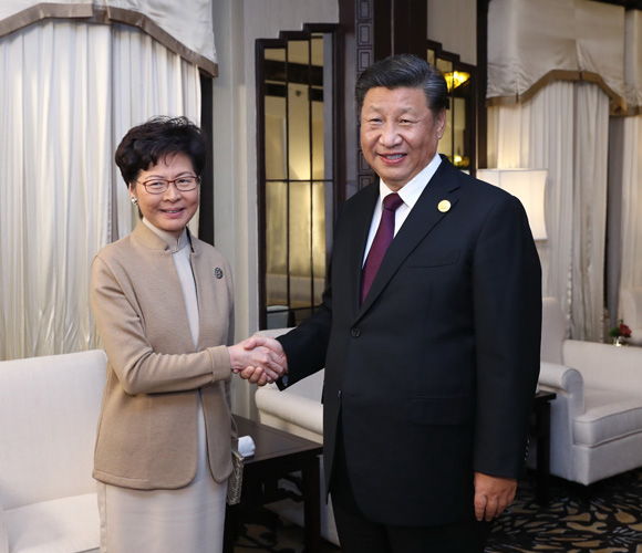 시진핑 주석이 지난달 4일 상하이에서 캐리 람 홍콩 행정장관을 만나고 있다. 시 주석은 이 자리에서 “일국양제를 수호해야 한다”고 말했다. 