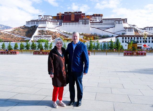 티베트를 방문한 테리 브랜스태드 주중 미국 대사(오른쪽) 