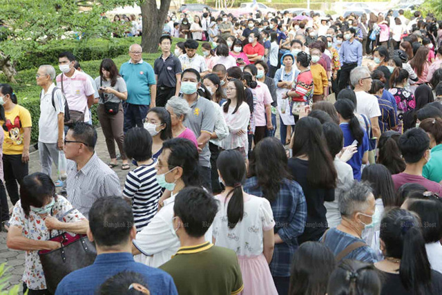 태국 방콕에서 마스크를 사기 위해 길게 늘어선 줄. [사진 출처 : Bangkok Post]