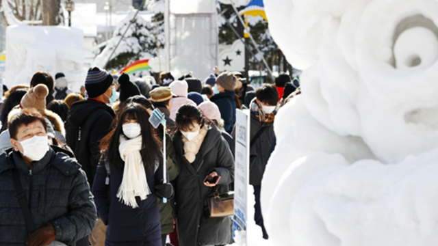  지난달 4일 일본 홋카이도 ‘삿포로 눈 축제장’을 방문한 이들이 마스크를 착용하고 있는 모습. (교도=연합) 