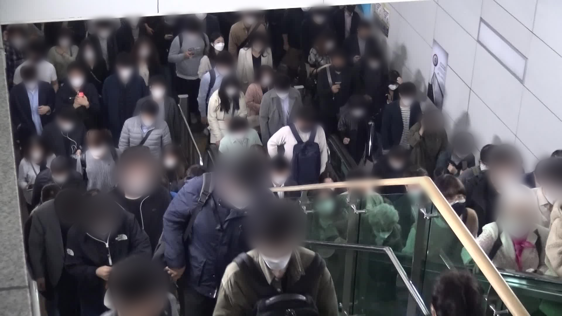 서울지하철 5·9호선으로 갈아타기 위해 계단을 올라가는 사람들