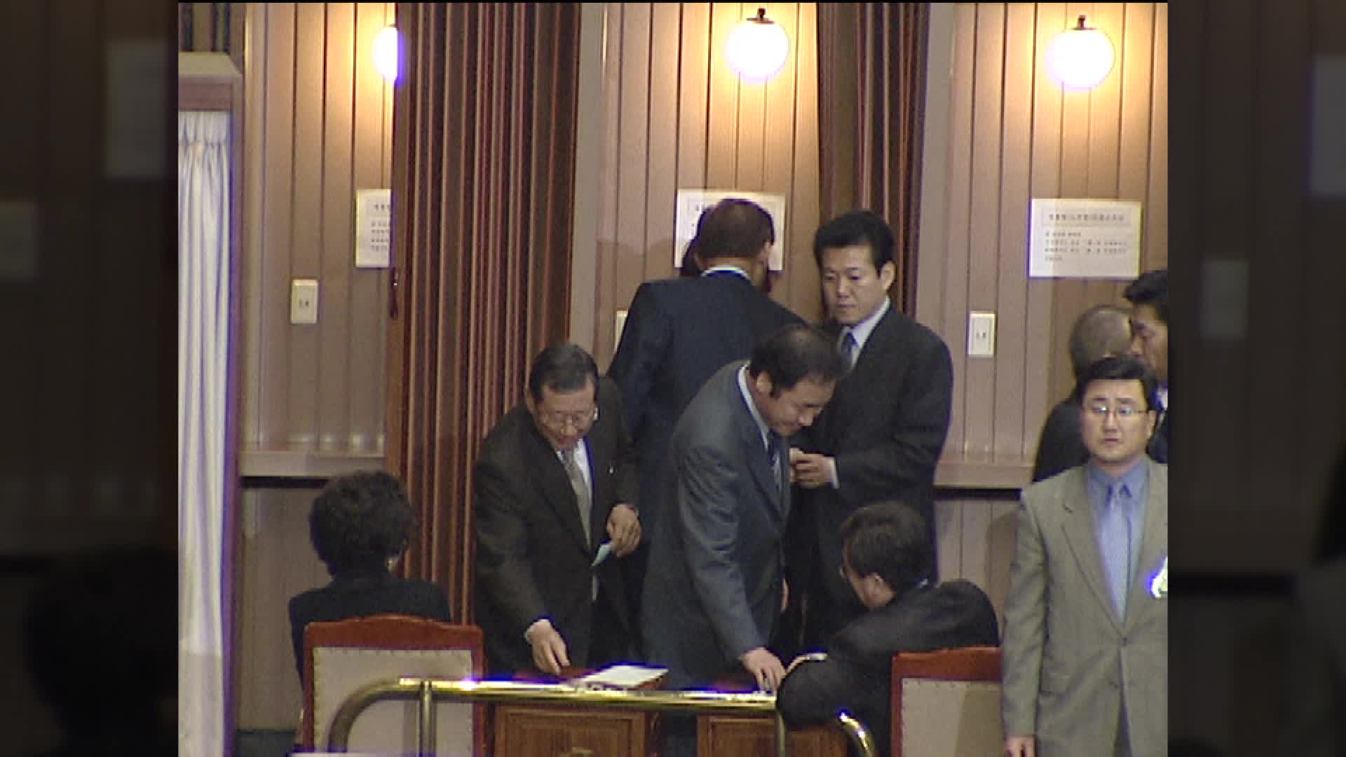 2004년 3월 12일 노무현 대통령 탄핵 소추안에 투표하는 이낙연 의원
