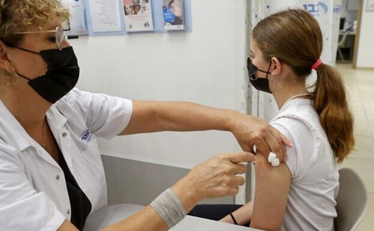 2021년 6월 6일 이스라엘 텔아비브에서 화이자 백신을  접종한 14세  소녀(AFP)