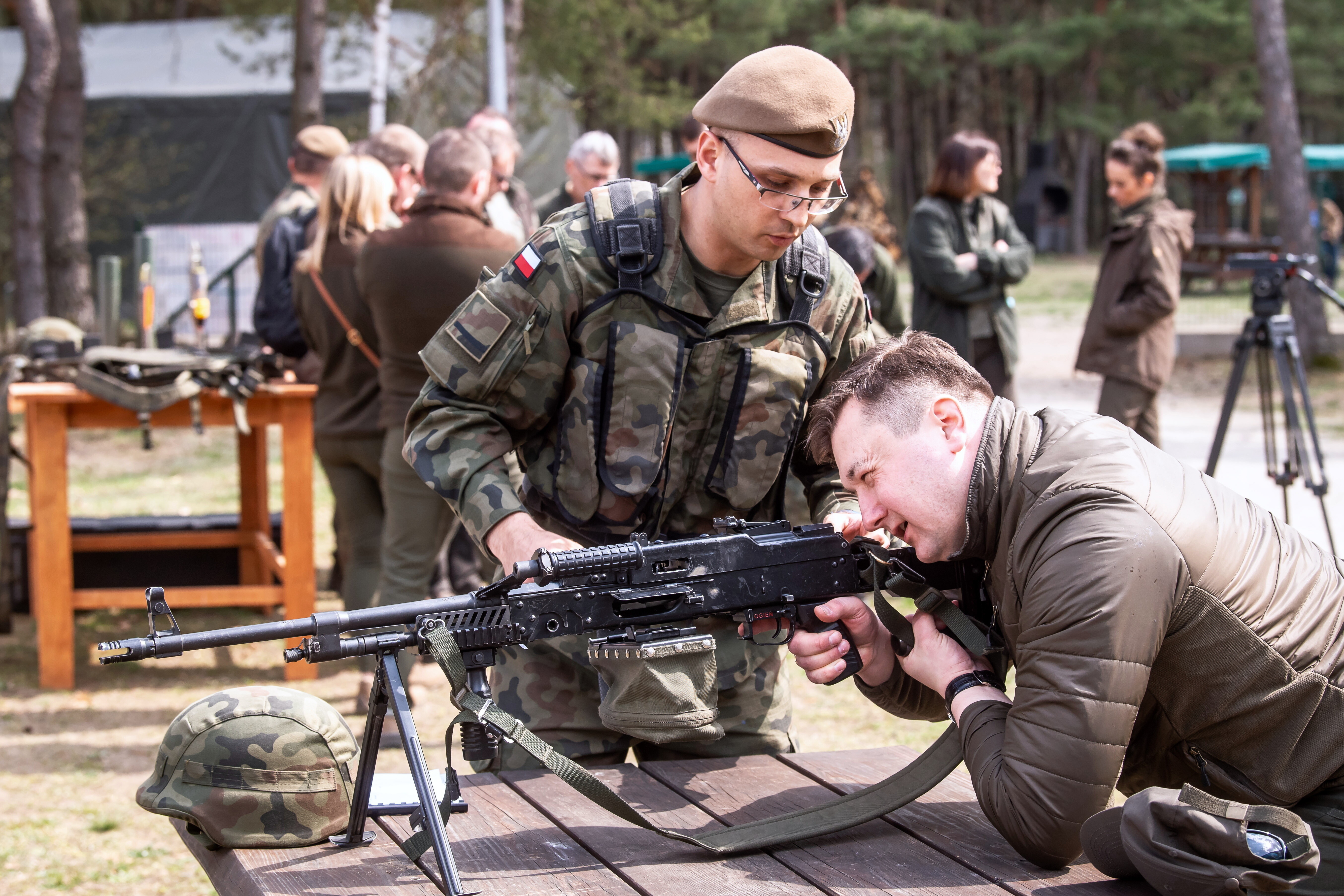 4월 폴란드 영토방위군이 주최한 사격 수업에 참여한 시민