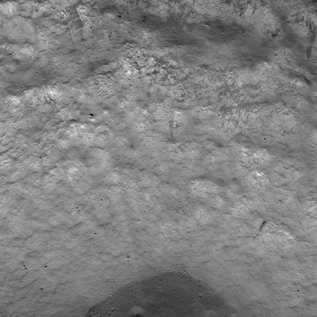 섀도우캠이 촬영한 달 북극 분화구 영구음영지역. 아래쪽 어둡게 표시된 곳이 바닥이다. 출처 : NASA/KARI/애리조나주립대