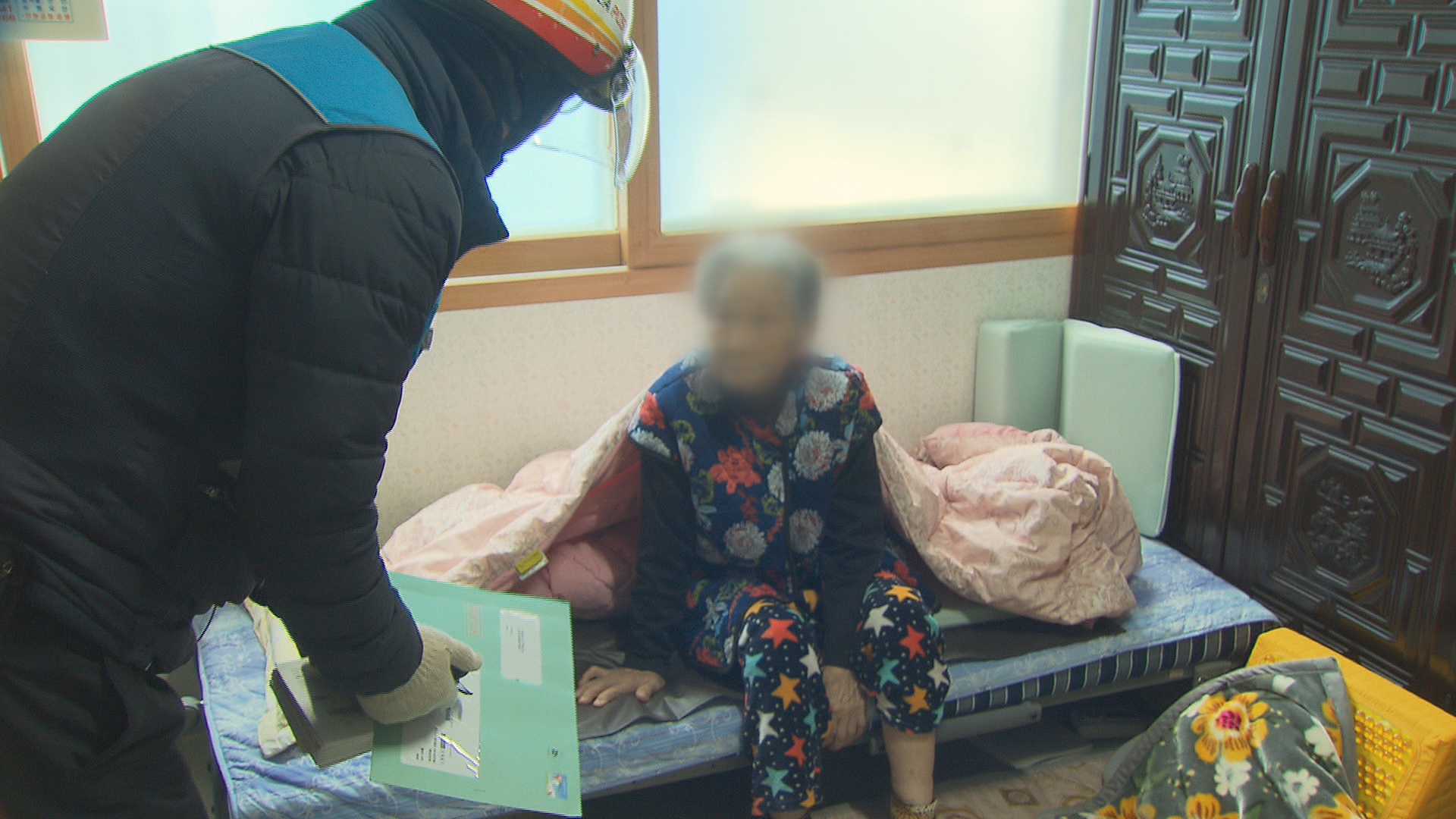 집배원이 치매 노인의 안부를 확인하는 모습