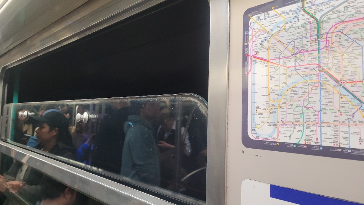 파리 지하철 17개 노선 가운데 7개 노선이 에어컨 없이 창문을 열어 자연 바람을 들어오게 하고 있다.