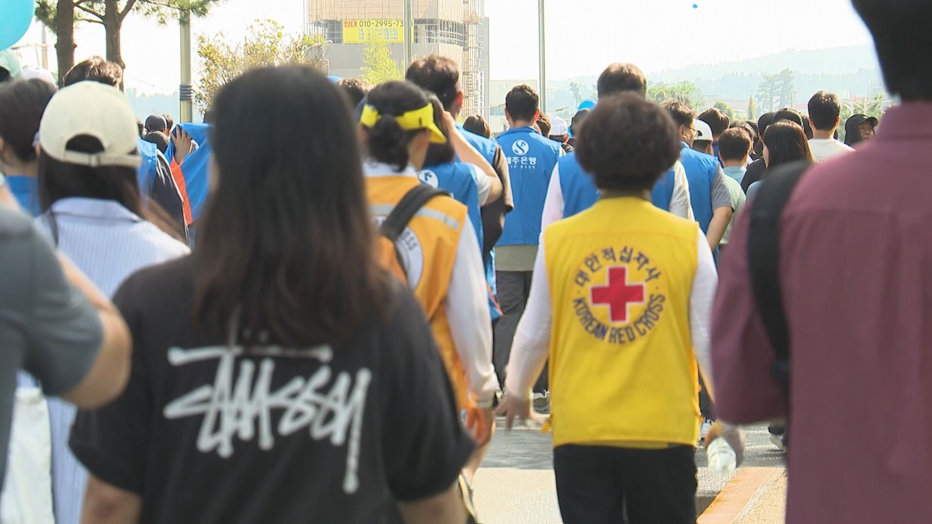 28일 오전 열린 제주도 주최 차 없는 거리 행사 ‘걷는 즐거움, 숨 쉬는 제주’에서 단체 복장을 한 참가자들이 차량 통행이 통제된 연북로를 걷고 있다.