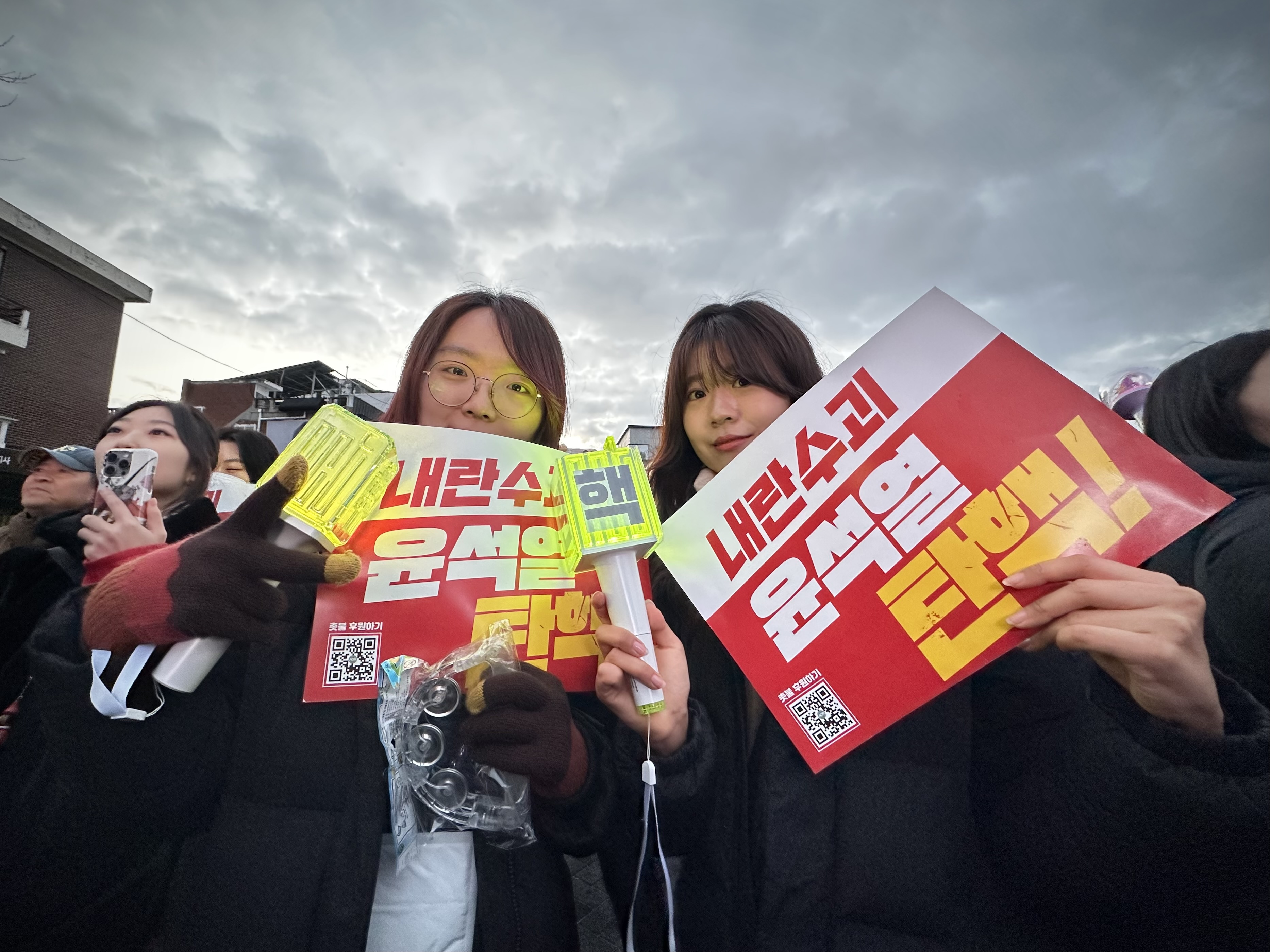  엔시티 응원봉을 들고나온 강유진, 육소진 씨