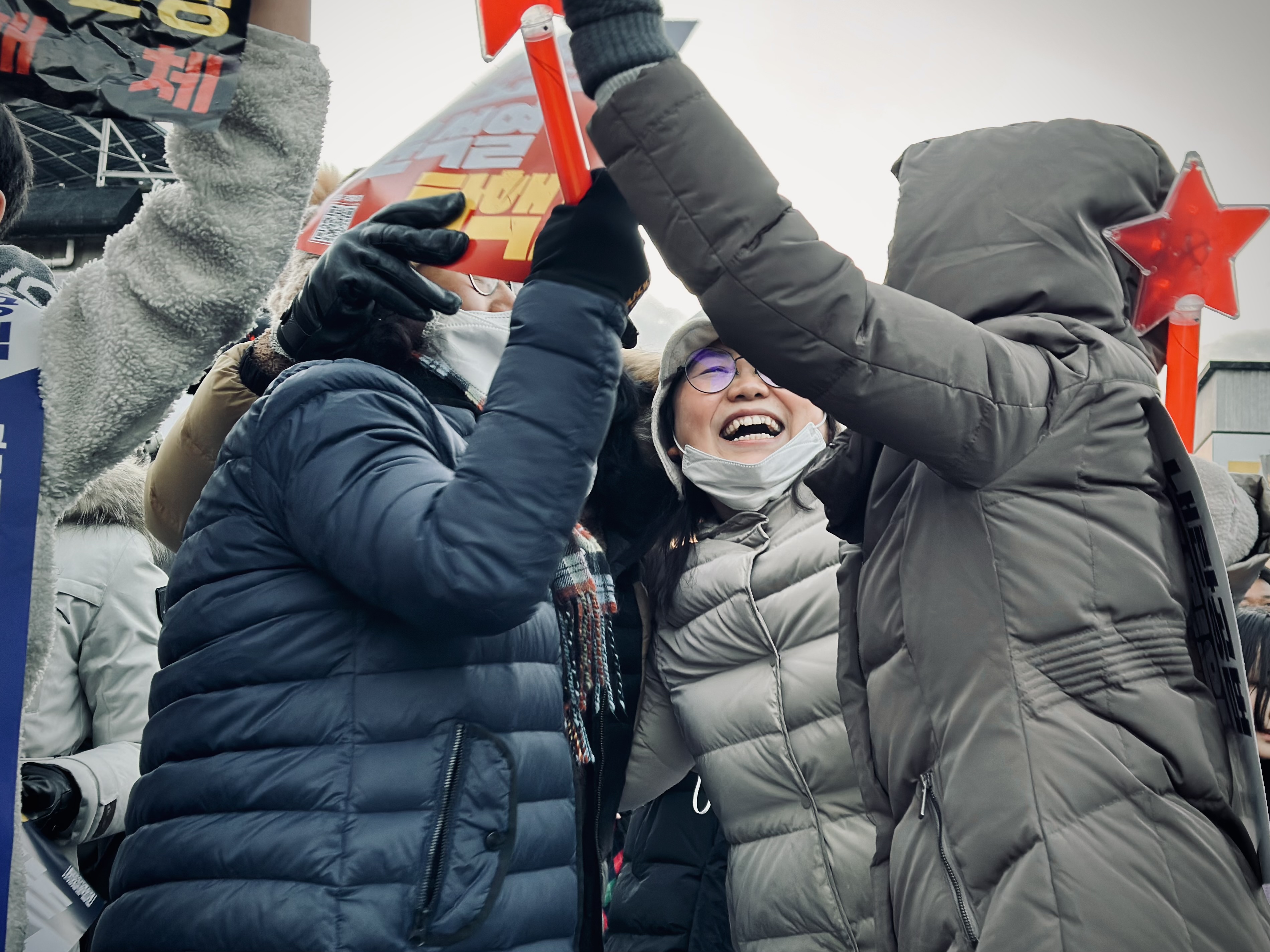 오후 5시, 탄핵안이 가결되자 집회 참가자들이 환호하고 있습니다.