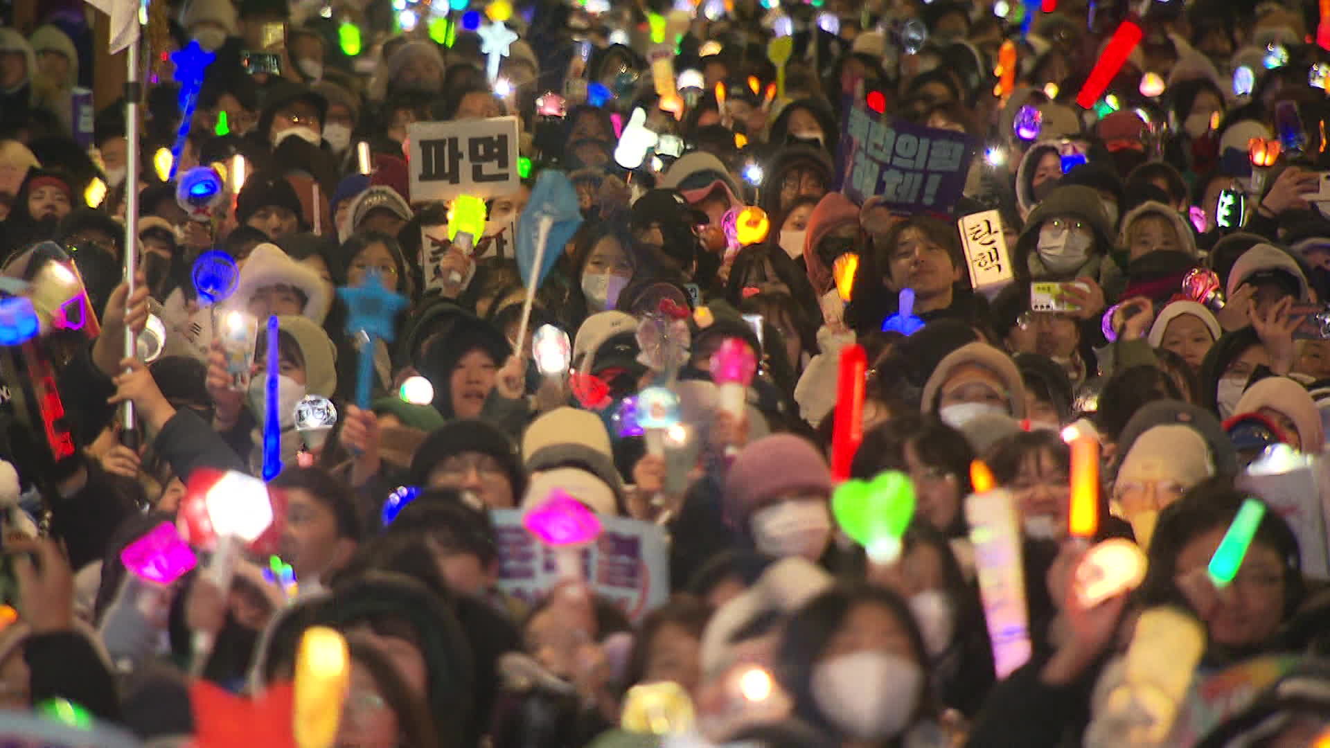 지난 주말, 농민들의 트랙터가 경찰에 가로막혔다는 소식에 시민들은 응원봉을 들고 남태령을 찾았다.