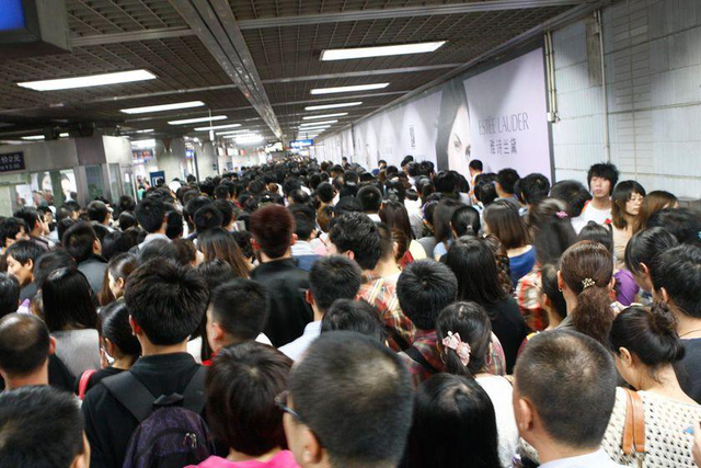 출근길 중국 지하철역 모습. 출퇴근 시간 중국 지하철은 몸을 움직일 수 없을 정도로 사람이 몰린다. (사진 출처 : 바이두)