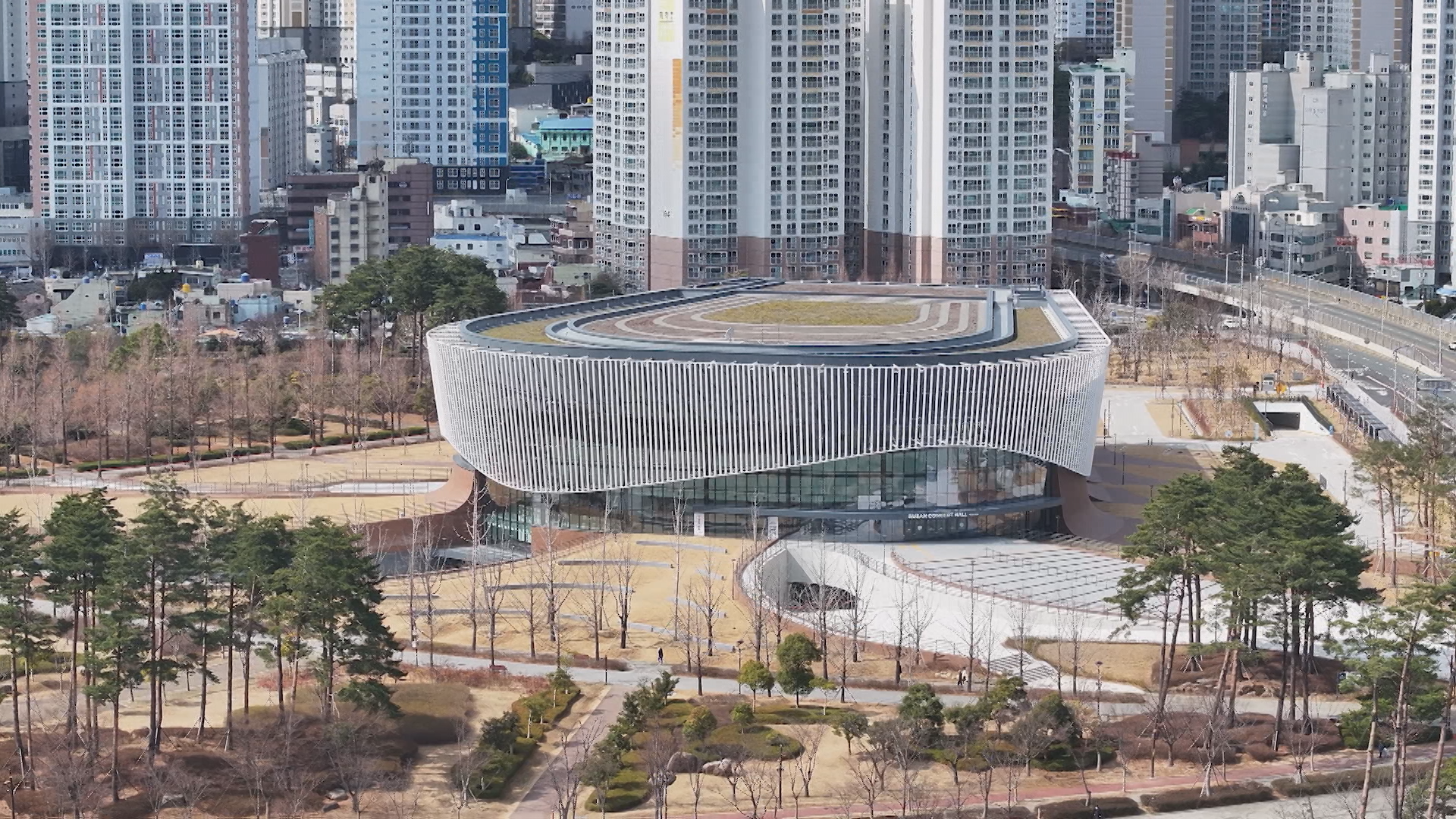 개관 앞둔 부산콘서트홀…오염토에 주차난까지 ‘끙끙’