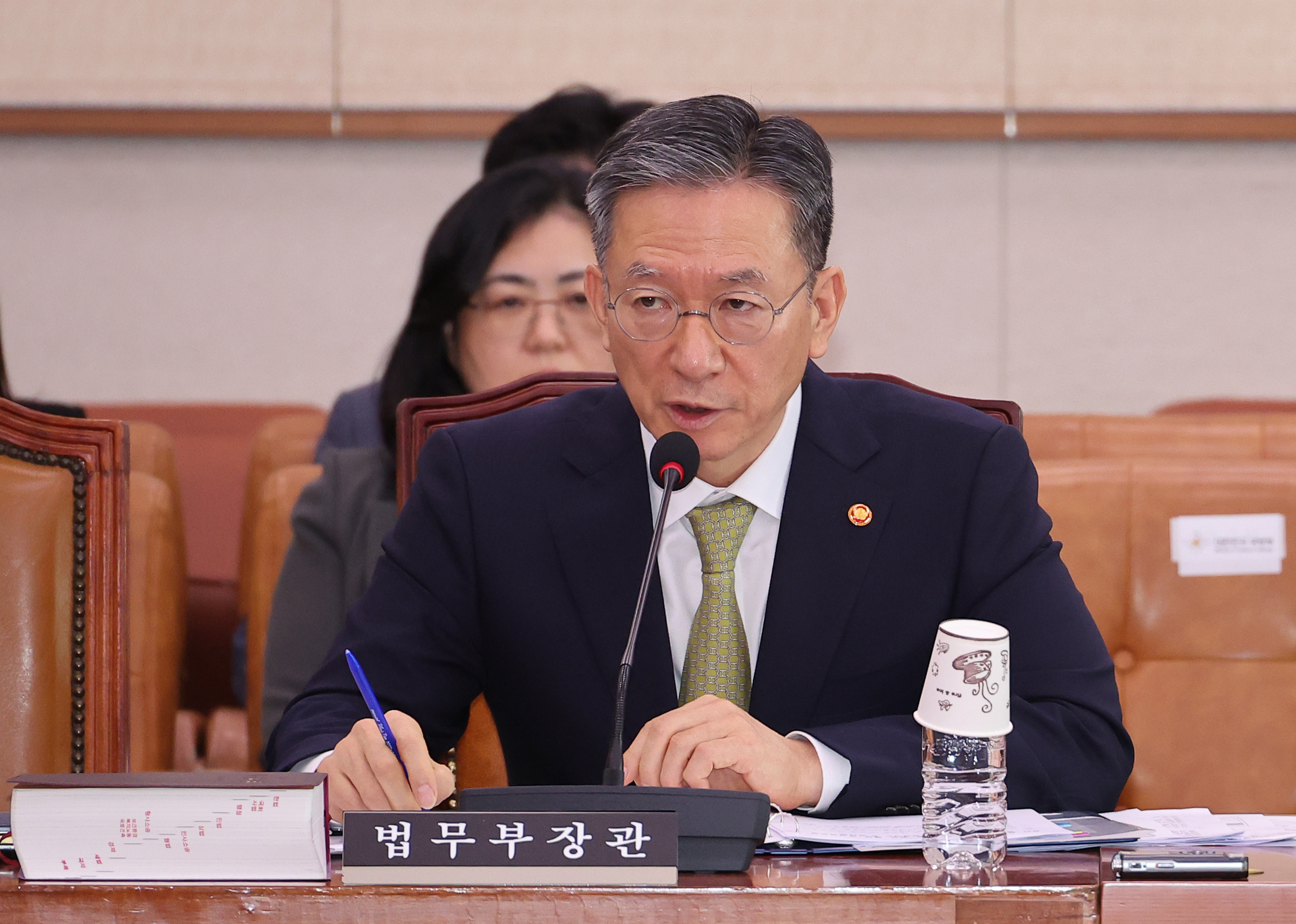 영장 집행하자 수의 벗은 尹…법무장관 “장시간 탈의시 벌점”