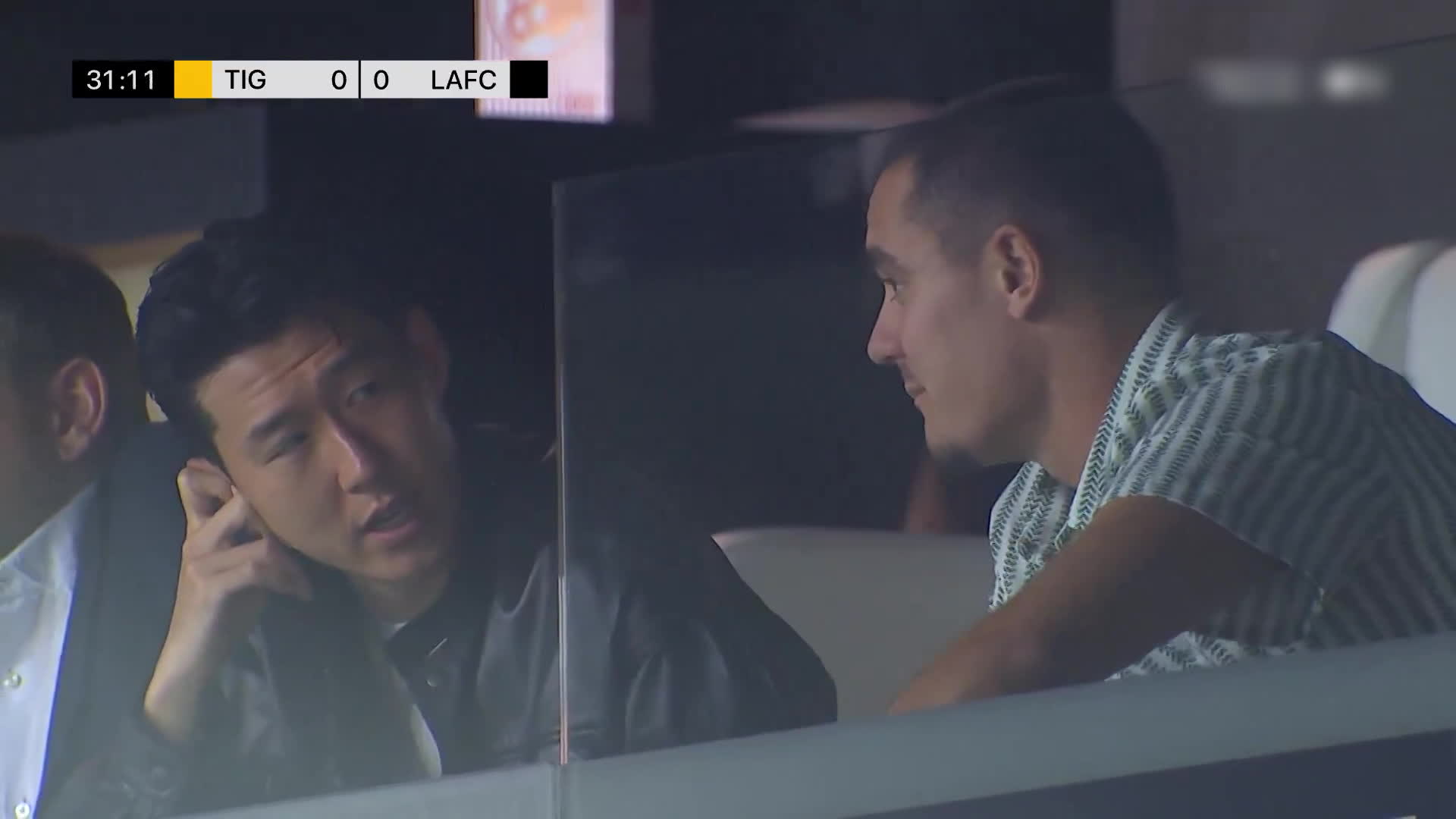 LAFC 홈 구장을 찾은 손흥민이 같은 팀 동료인 애론 롱과 이야기를 나누는 장면이 중계에 포착되기도 했다. (출처: Apple tv 중계화면 캡쳐)