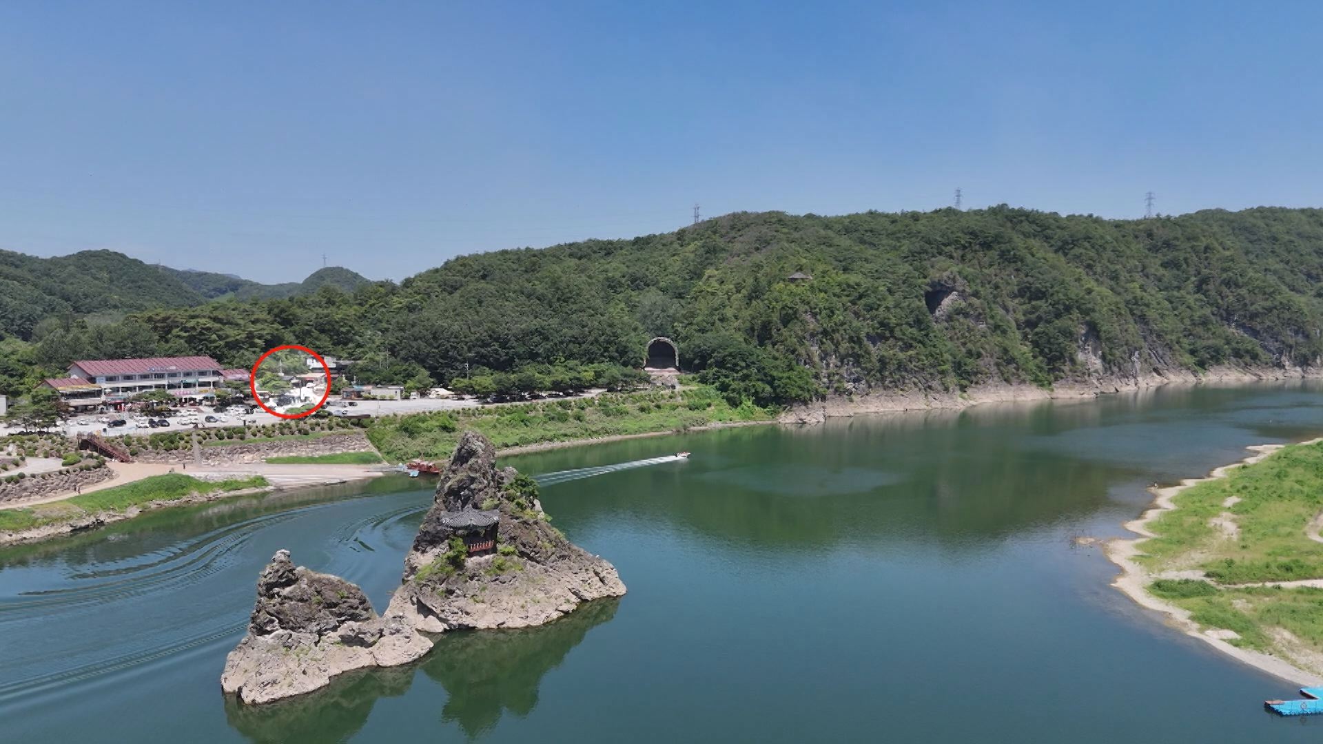 국가유산 명승인 충북 단양군의 도담삼봉과 도담리 1호 터널 (빨간 동그라미 표시)