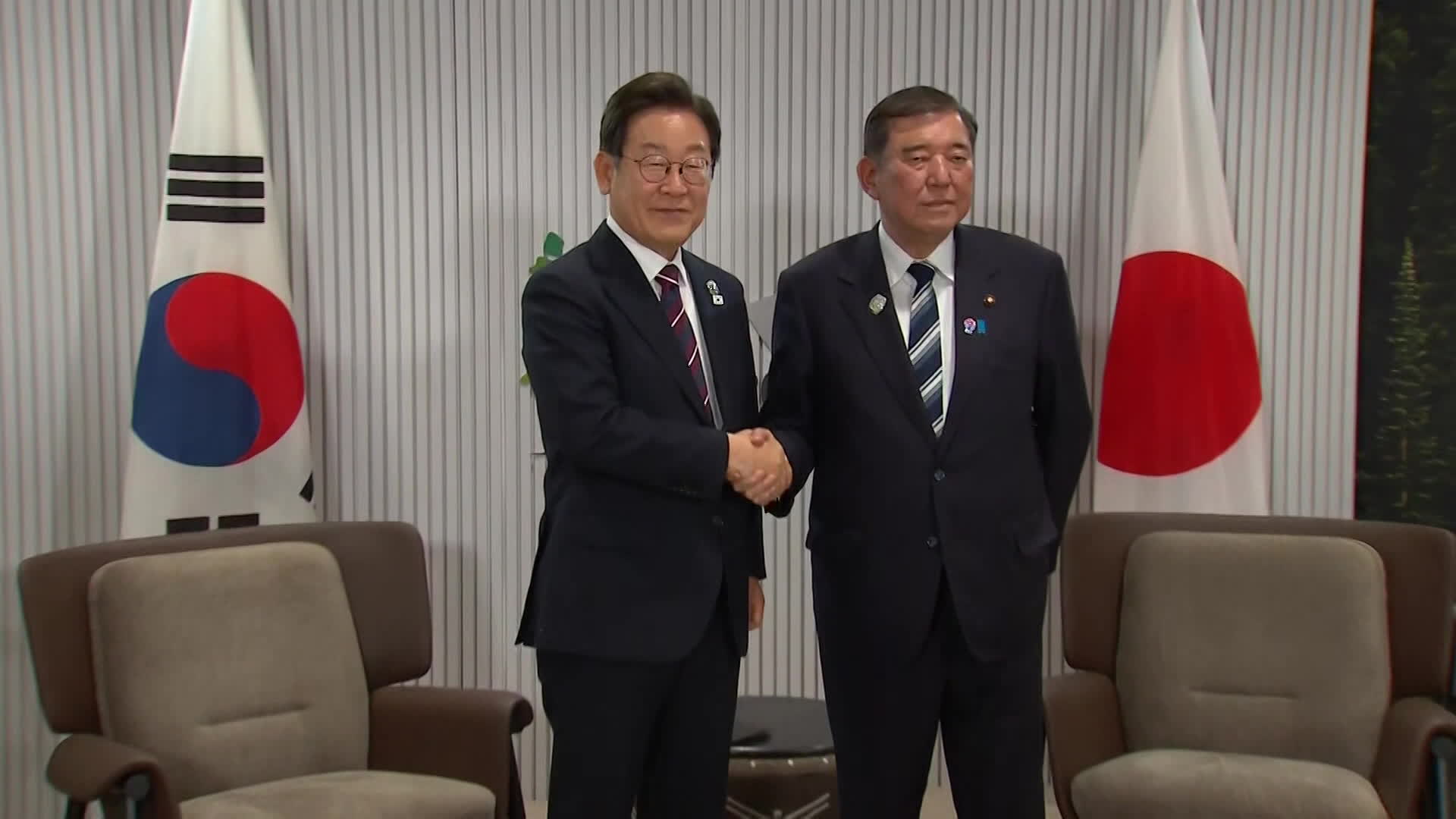 G7에서 만난 이재명 대통령과 이시바 총리